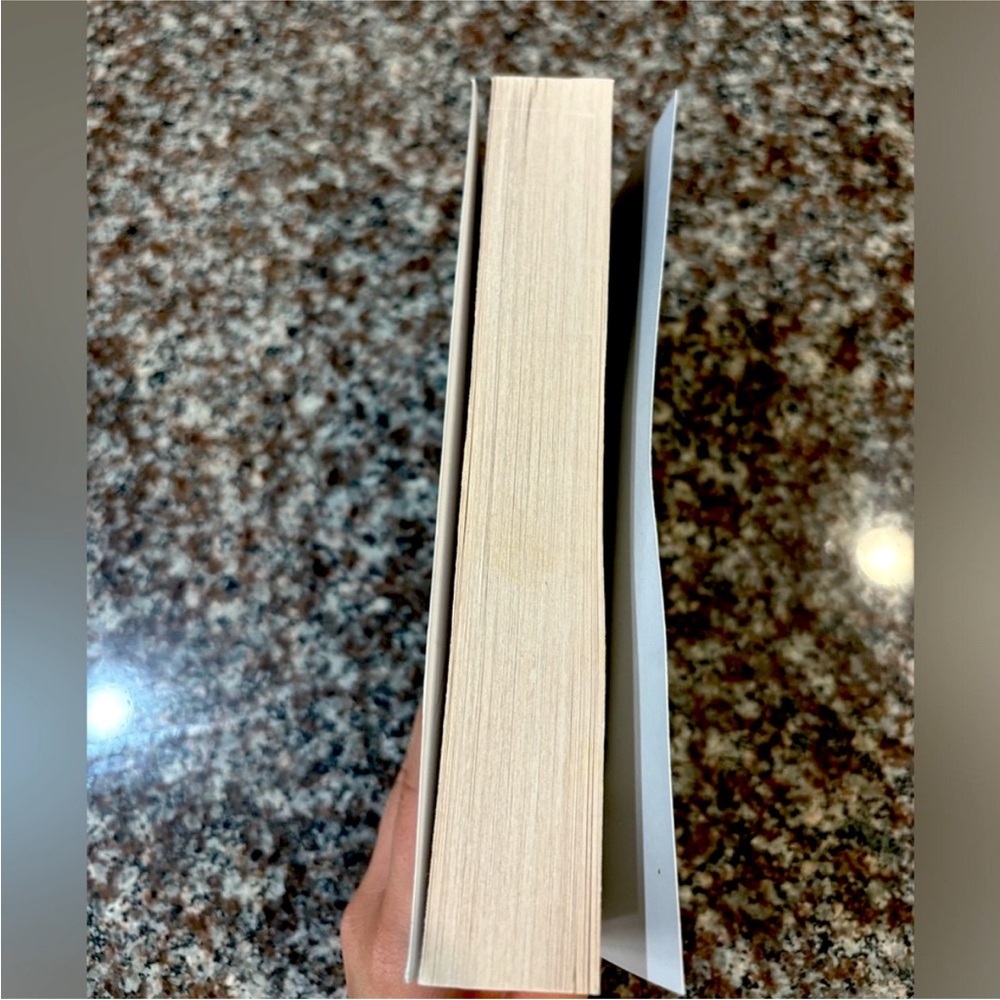 Red Queen Book by Victoria Aveyard - Picture 4 of 4